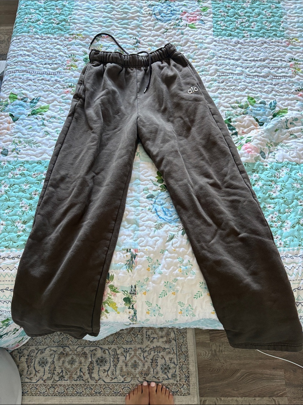 Alo Yoga Sweat Pants - Picture 1 of 1